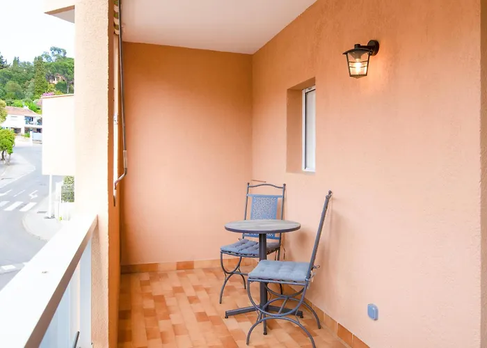 Real Regina Garage Prive Centre Et * 생트막시메