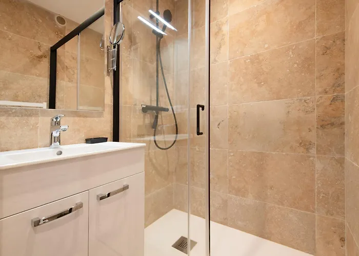 Real Regina Garage Prive Centre Et 생트막시메